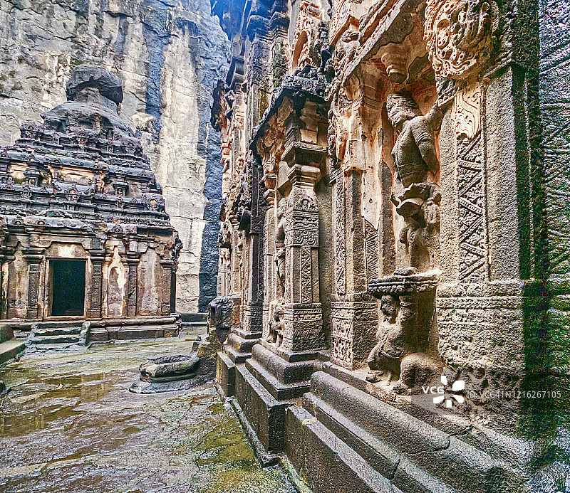 埃洛拉石窟16号凯拉萨神庙奇观：岩凿独石庙，佛教、印度教和耆那教石窟寺庙宗教建筑群，印度，联合国教科文组织世界遗产，近马哈拉施特拉邦奥兰加巴德图片素材