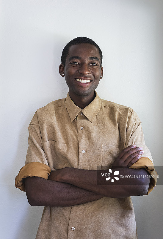 穿着绒面衬衫的年轻男子肖像图片素材