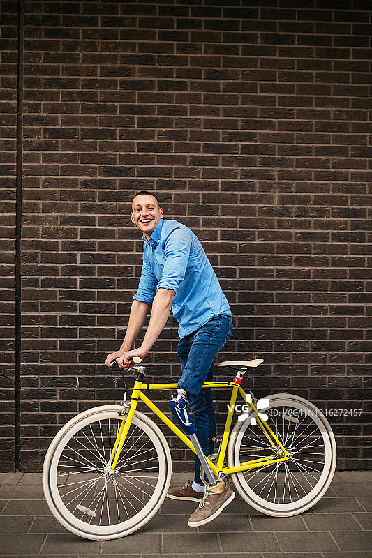 骑自行车的年轻男子，装有假肢图片素材