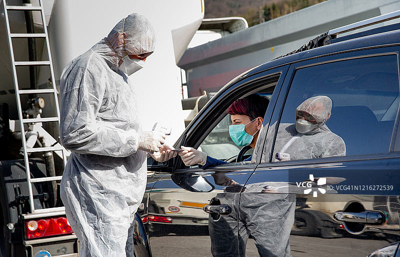 新冠疫情隔离期间出行的居民与护理人员图片素材