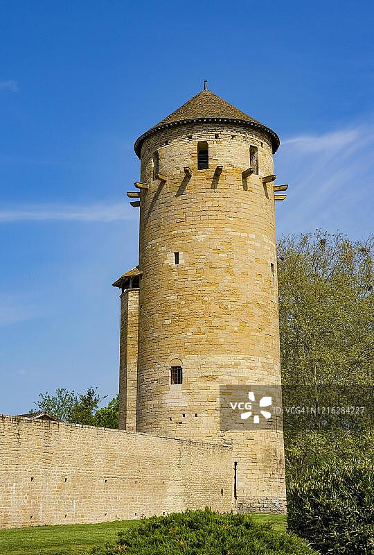 法国勃艮第索恩-卢瓦尔省克吕尼修道院的市墙和瞭望塔图片素材
