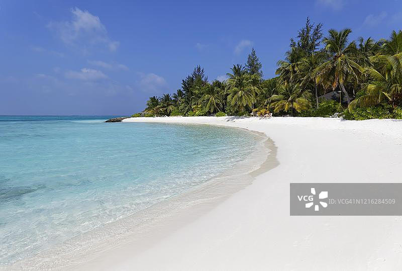 马尔代夫北马累环礁夏日岛白色沙滩和棕榈树图片素材
