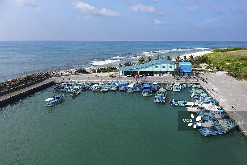 马尔代夫格纳维亚尼环礁富瓦穆拉岛的渔港鱼市大厅图片素材