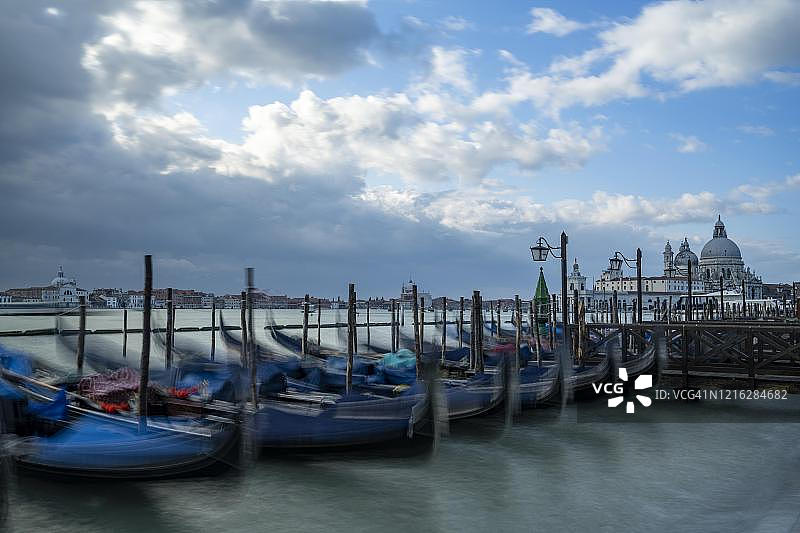威尼斯泻湖上的摇摆贡多拉图片素材
