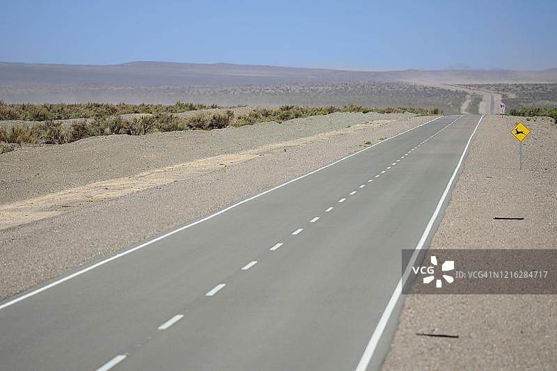 阿根廷门多萨省Uspallata附近高原上的公路图片素材