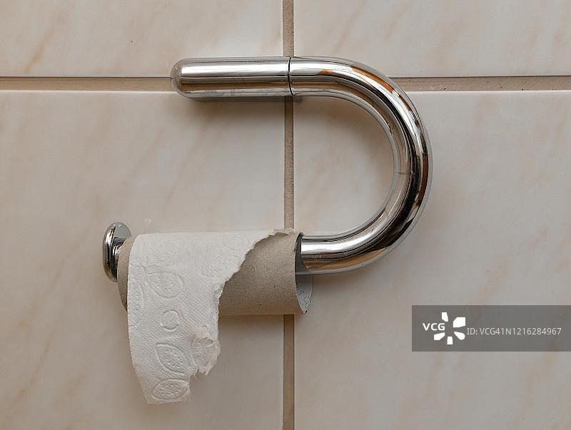 空的卫生纸分配器，因冠状病毒而囤积购买，德国图片素材