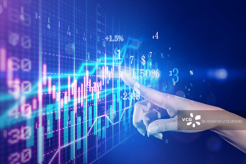 女人触摸股市金融增长图表图片素材