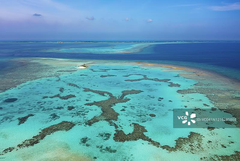 礁石顶部，有泻湖和珊瑚，外礁礁石通道，迪维希甘杜，加夫达鲁环礁，印度洋，马尔代夫图片素材