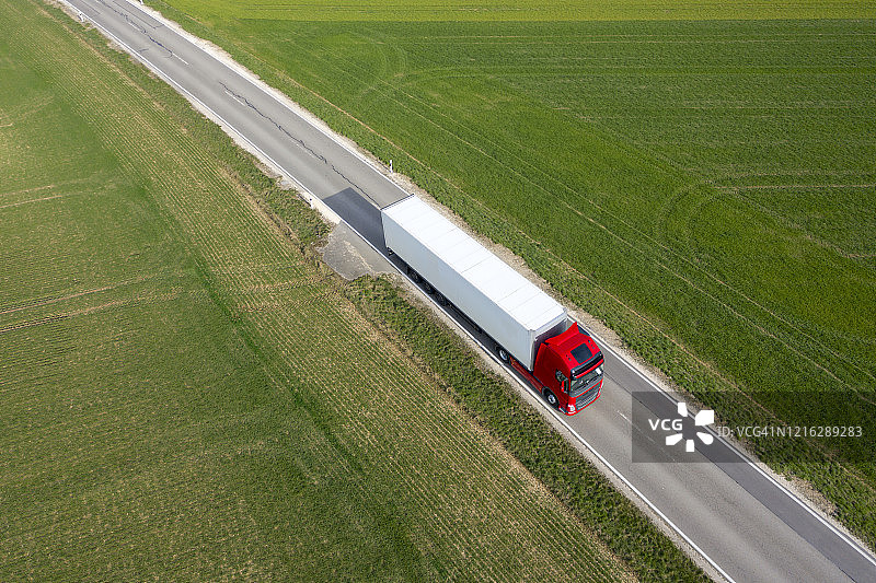 道路上的卡车航拍图片素材