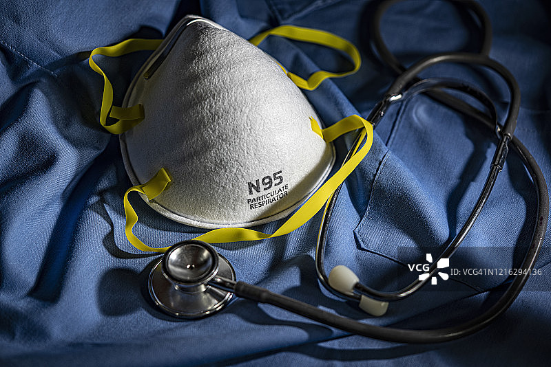 N95口罩、听诊器和医用刷手服图片素材