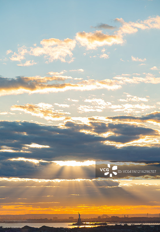 自由女神像的日落图片素材