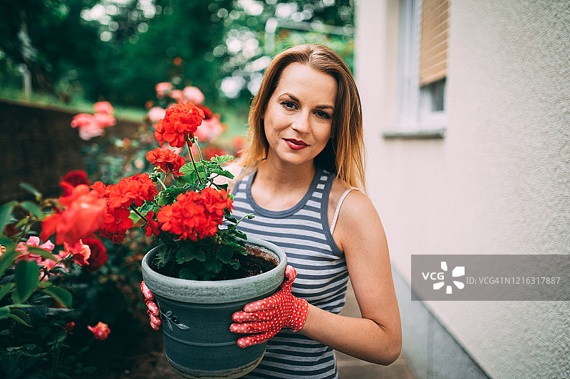 在后院种花的年轻女人图片素材