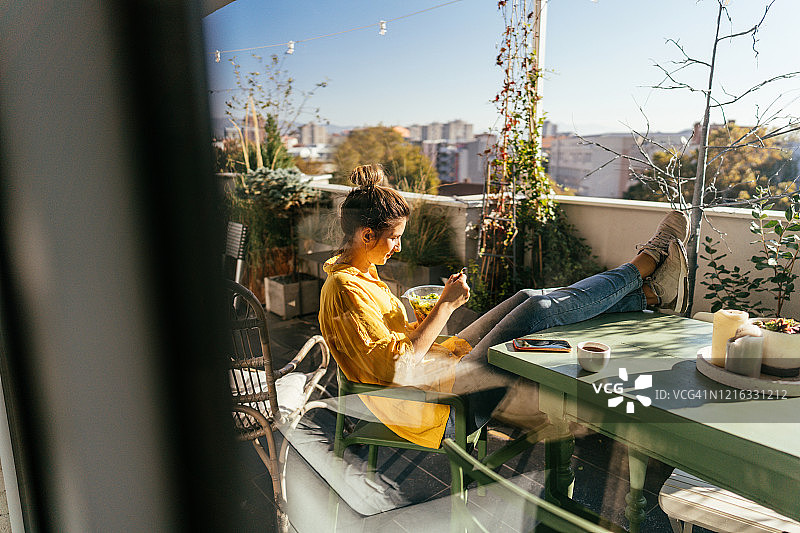 在阳台上享受春天图片素材