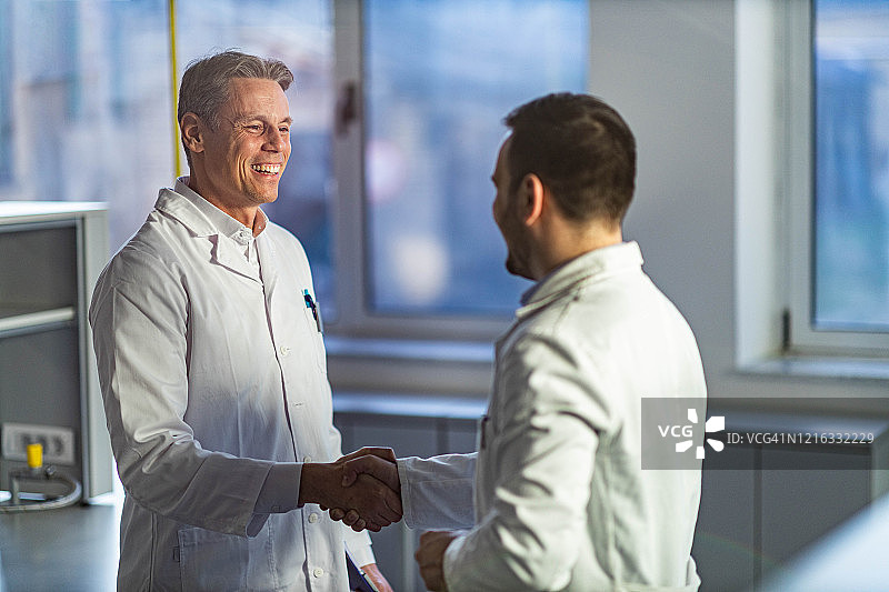 实验室里的成功交易图片素材