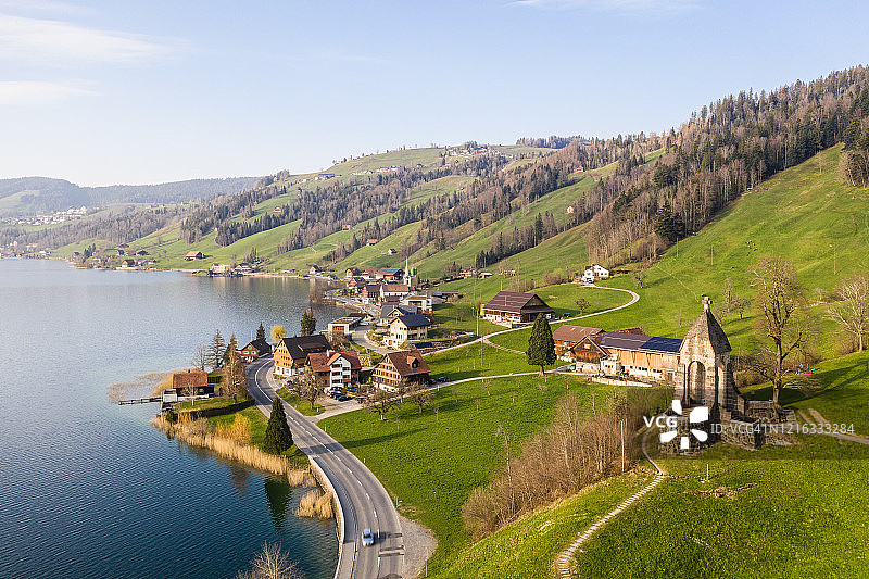 瑞士楚格州摩尔加滕村和历史战役纪念碑鸟瞰图片素材