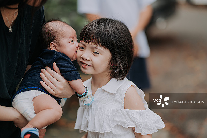 中国亚洲男婴亲吻他姐姐图片素材