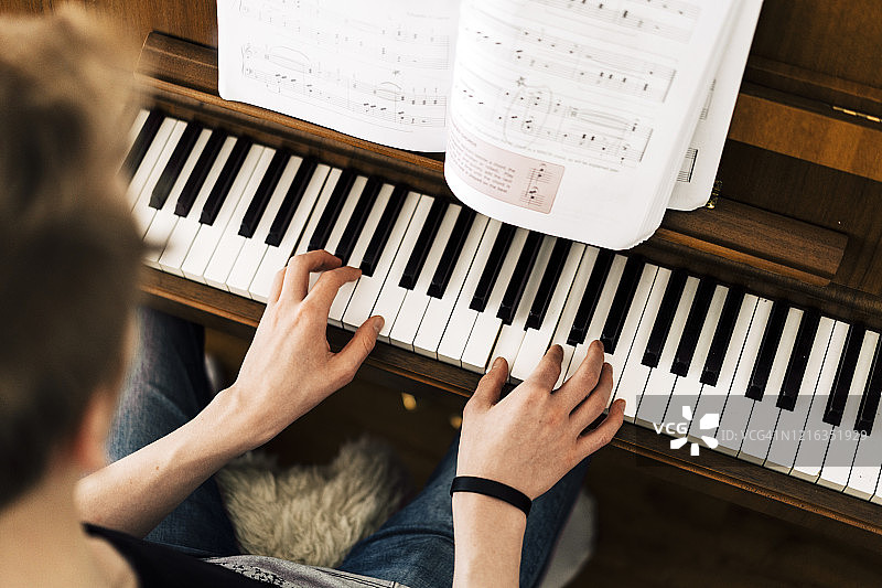 在家弹钢琴的青少年图片素材