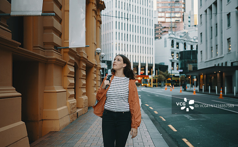 在新西兰惠灵顿旅行探险的女人图片素材