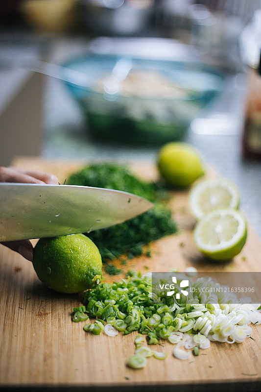 厨房里切酸橙的手部近景图片素材