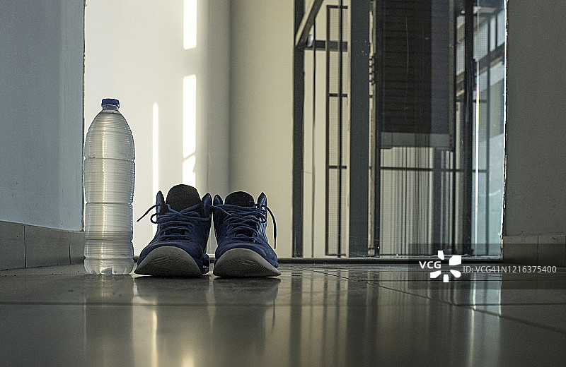 运动：运动鞋和水图片素材