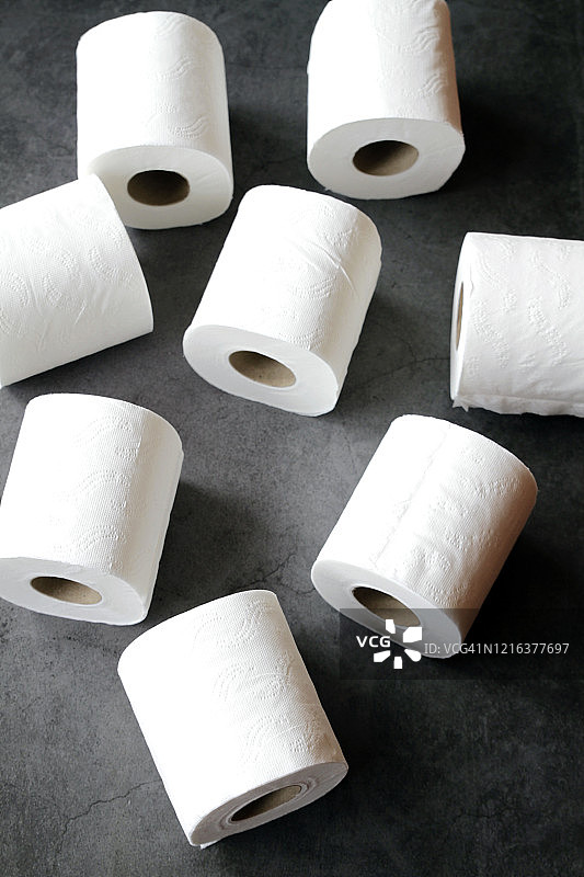 黑色背景上的卫生纸卷图片素材