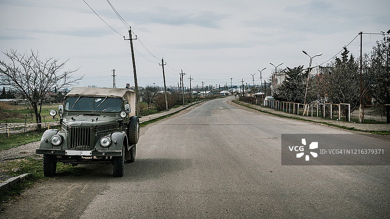 欧亚大陆佐治亚州南部的复古汽车图片素材