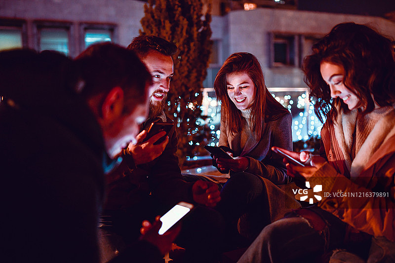 朋友户外玩手机游戏图片素材