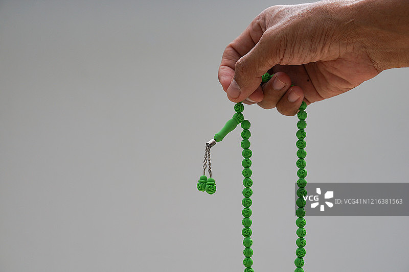 手持念珠祈祷图片素材