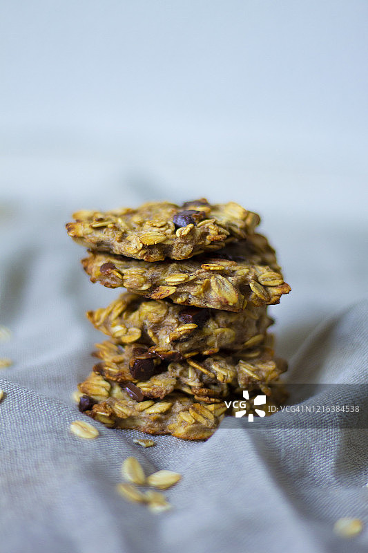 用燕麦、香蕉和巧克力片制成的健康饼干图片素材