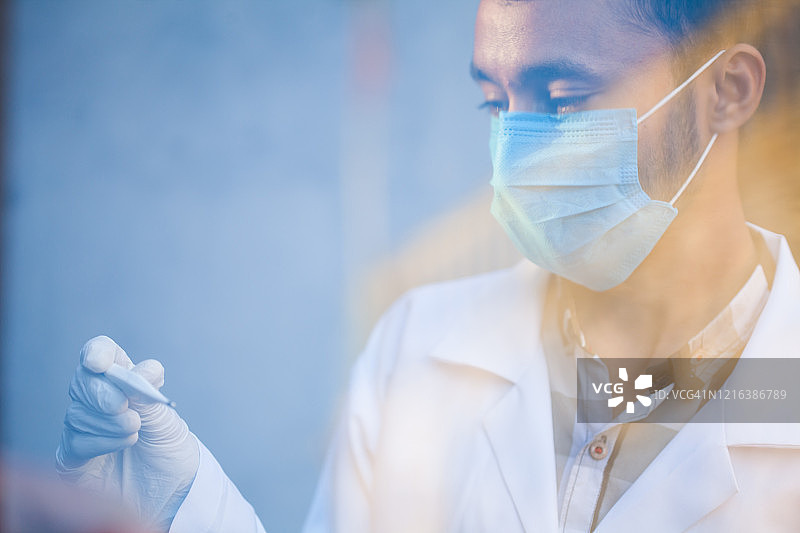 医护人员用数字温度计检查病人体温图片素材