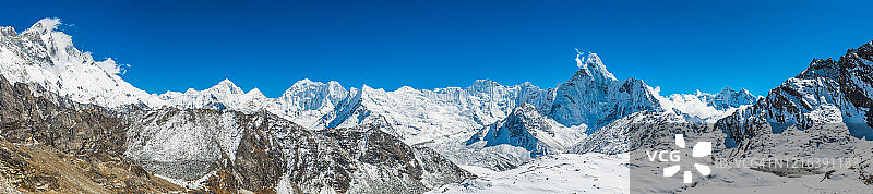 洛子峰俯瞰马卡鲁岛峰阿玛达布拉姆喜马拉雅山脉尼泊尔全景图片素材