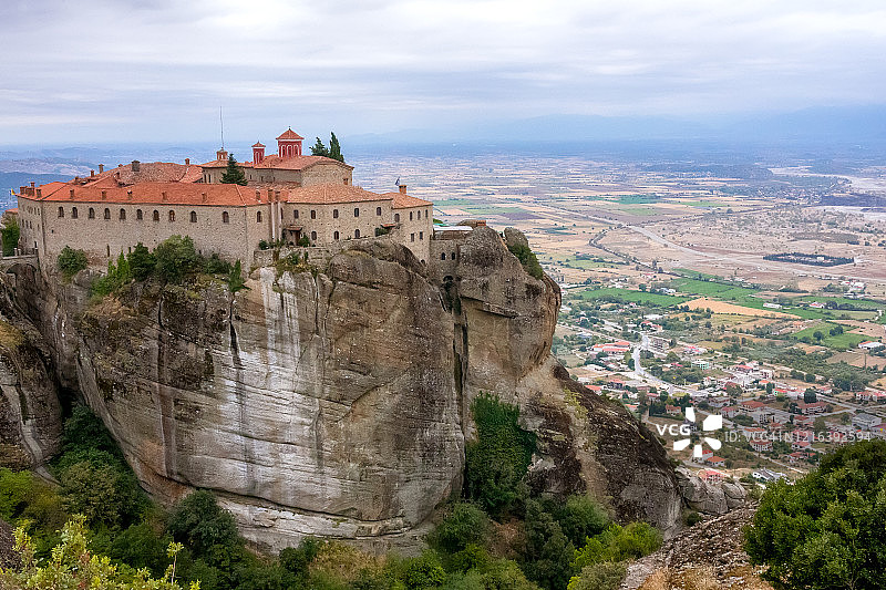 城镇上方悬崖上的修道院图片素材