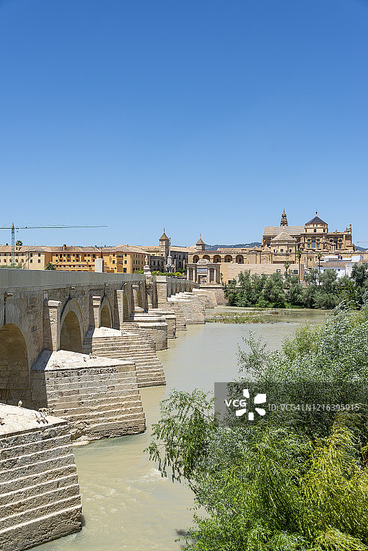 西班牙科尔多瓦的罗马桥和瓜达尔基维尔河图片素材