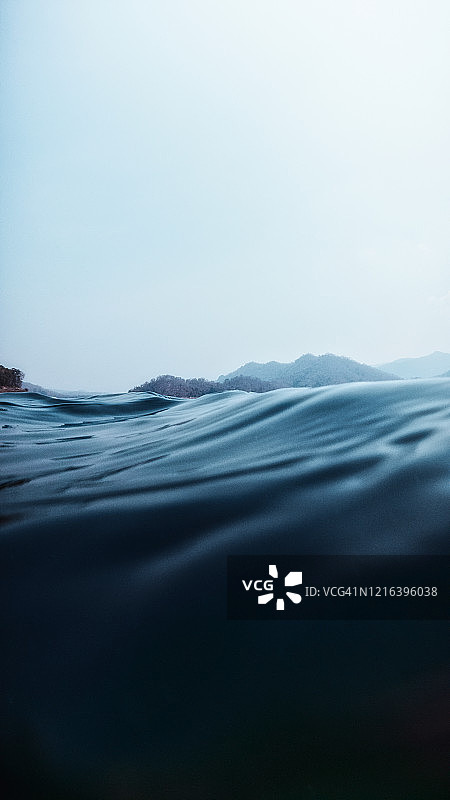 湖岸深蓝色湖水中，湖面上下分层景观图片素材