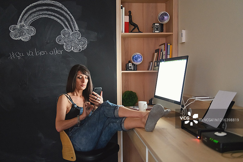 因疫情在家工作的隔离妇女图片素材