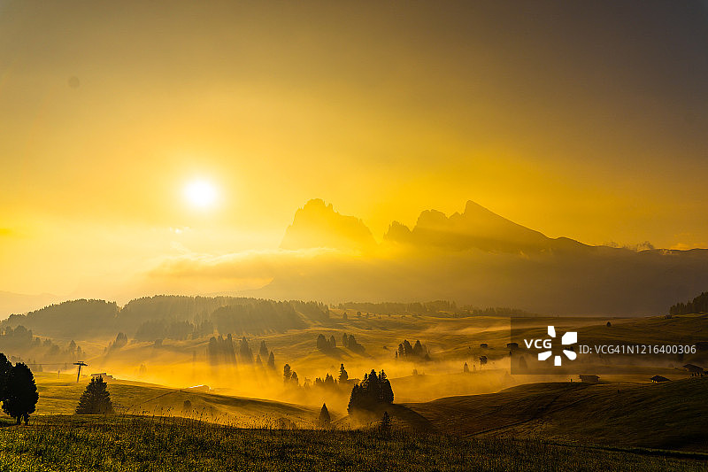 阳光下的Alpe Di Suisi山朦胧山景图片素材