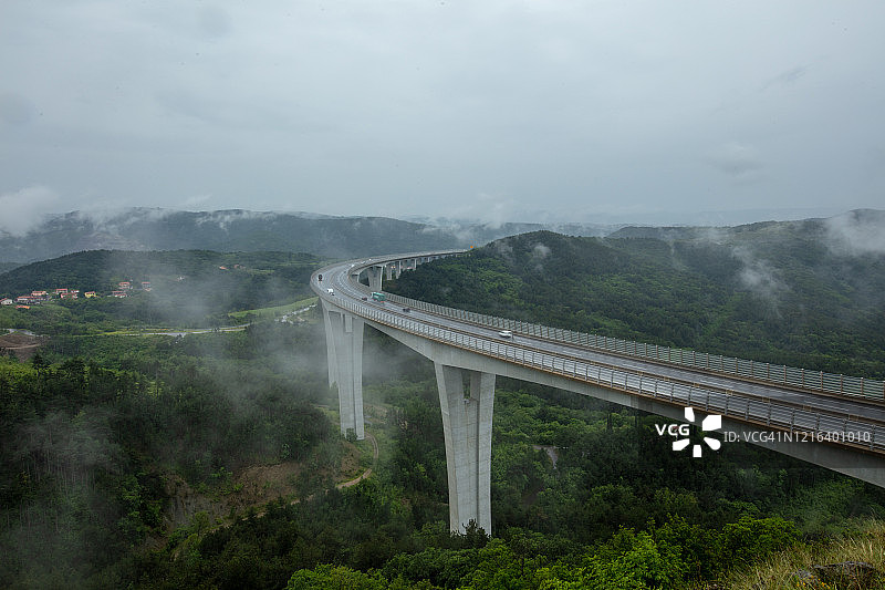 斯洛文尼亚滨海地区克尔尼卡尔雾中交通高架桥图片素材
