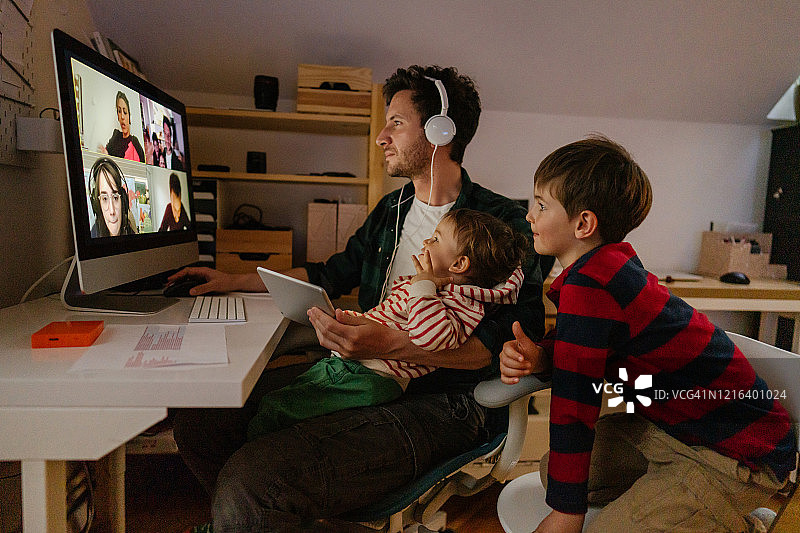 与朋友进行视频通话图片素材