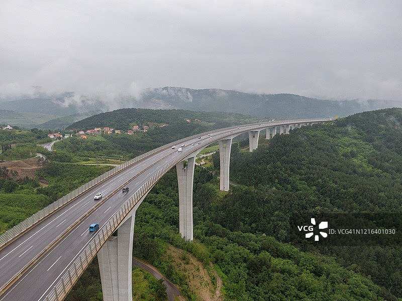 雾中的高架桥交通图片素材