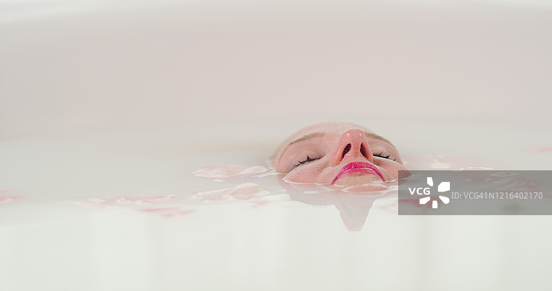 浸在牛奶浴中的女人图片素材