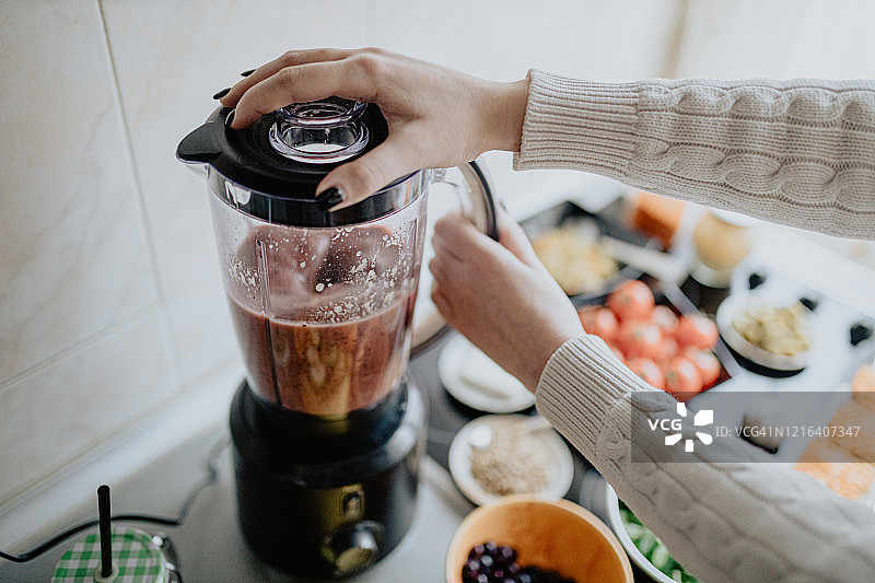 在厨房里用水果和蔬菜制作冰沙图片素材
