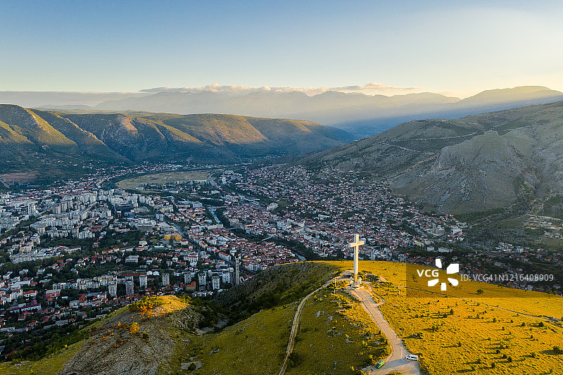 波斯尼亚和黑塞哥维那莫斯塔尔城镇上方山脉中的十字架图片素材