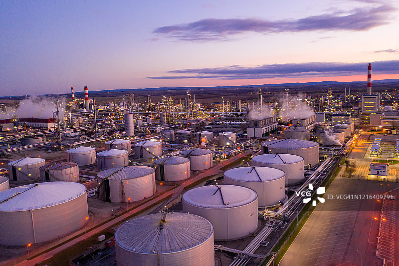 日落时分炼油厂的航拍视图图片素材