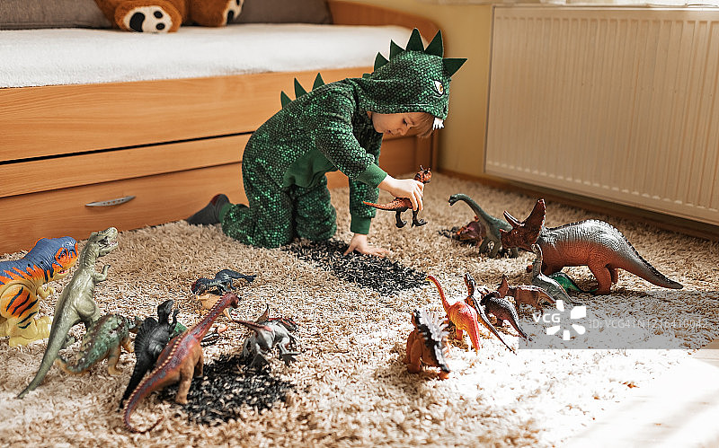 幼儿与恐龙玩耍图片素材