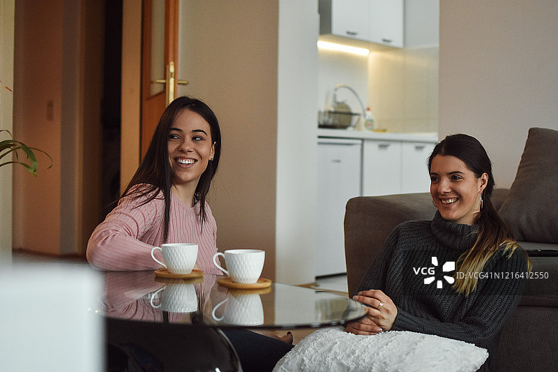 两位年轻的女性朋友图片素材