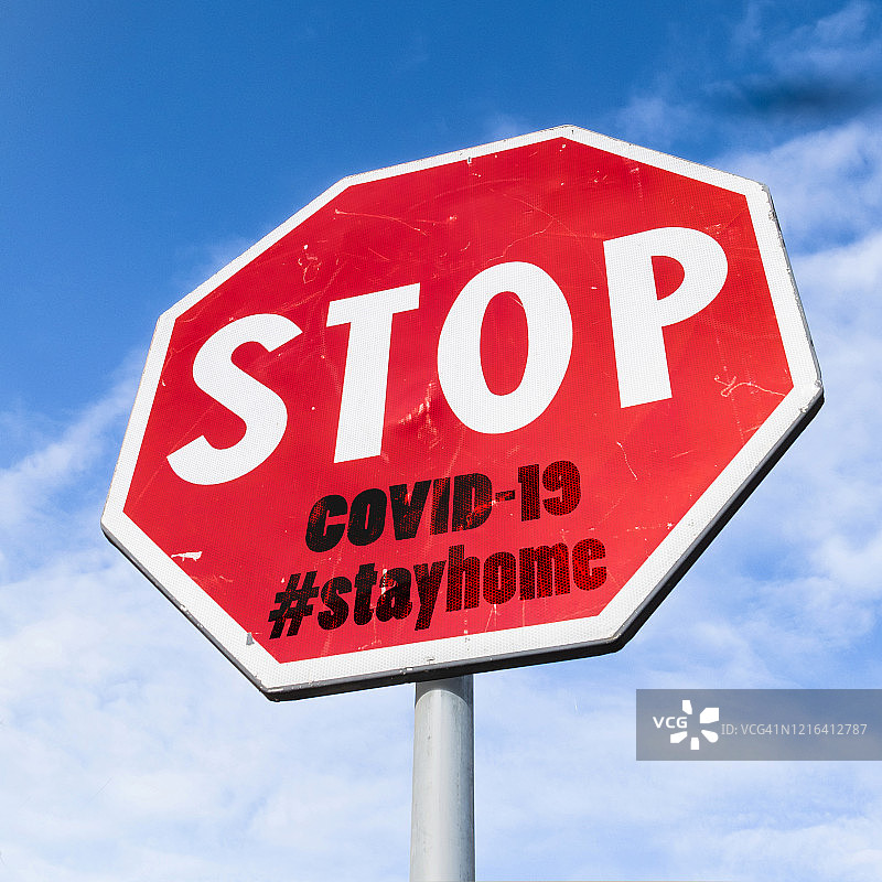带有#stayhome话题标签的粗糙停止标志图片素材