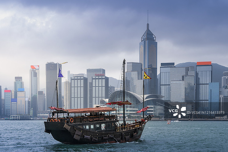 中国香港维多利亚港的红色木制帆船图片素材