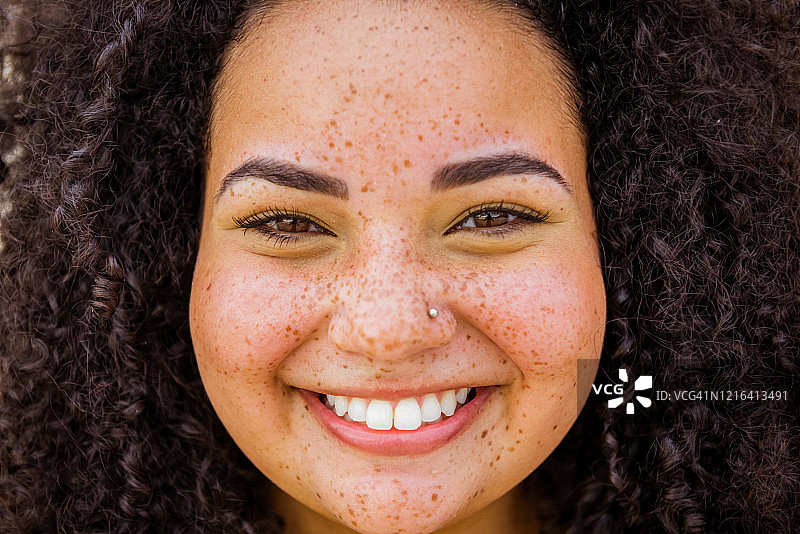 年轻的巴西女人照片图片素材