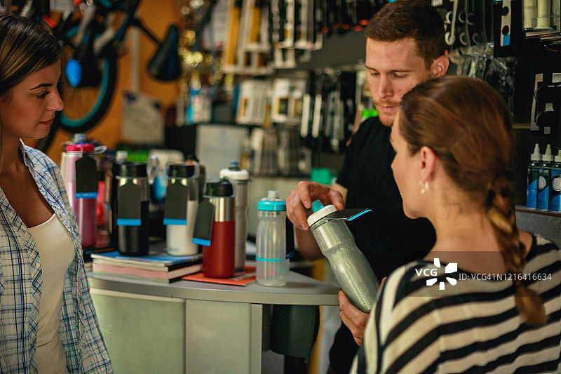 销售人员解释可重复使用的水瓶的差异图片素材