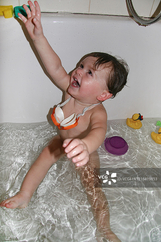在浴缸里玩耍的小男婴图片素材